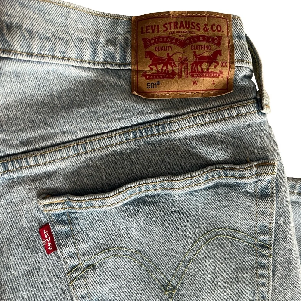 Levi's 501 Jeans Light Wash Straight Leg Denim Button Fly Cotton Size 31